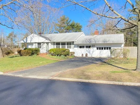 51 Old Town Ln, Halesite, NY 11743