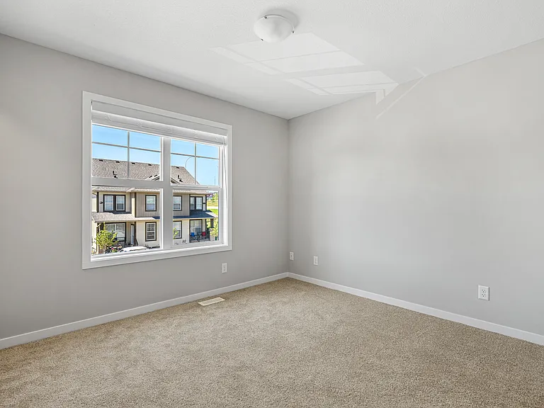 320 Heartland Cres — Photo 10