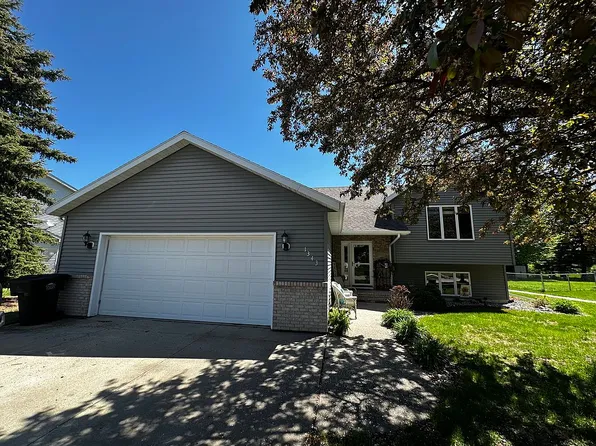 1343 S 38th St, Grand Forks, ND 58201