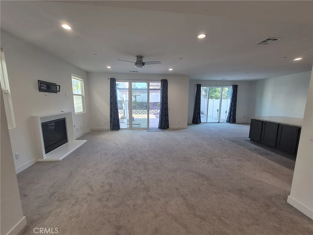 4 bed, 3.5 bath, 2427 sqft, $3,500 — Photo 4
