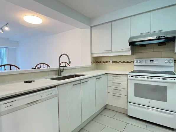 18 Hollywood Ave #Penthouse 202, Toronto, ON M2N 6P5