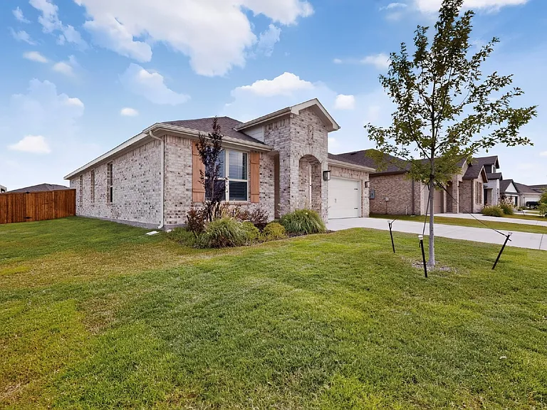 114 Drovers Dr — Photo 2