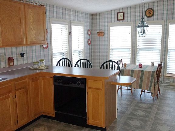 4th image of 35 Green Holly Dr