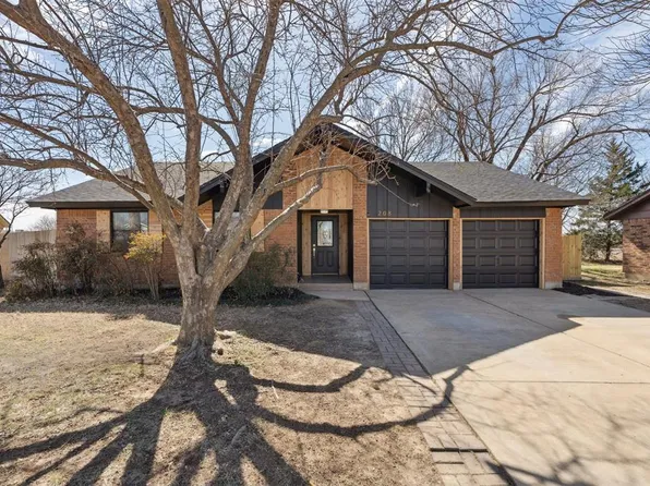 208 SW 32nd St, Moore, OK 73160
