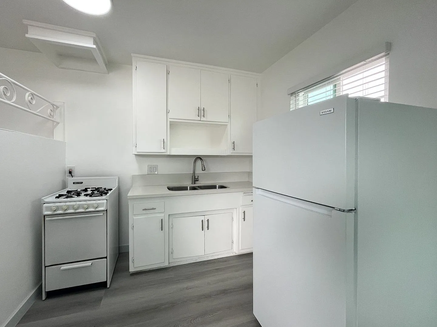 12312 Manor Dr — Photo 2