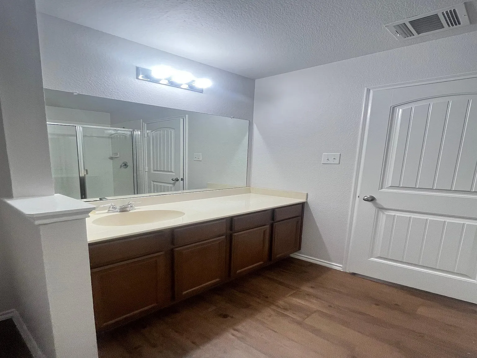 4 bed, 2.5 bath, 2420 sqft, $2,200 — Photo 3