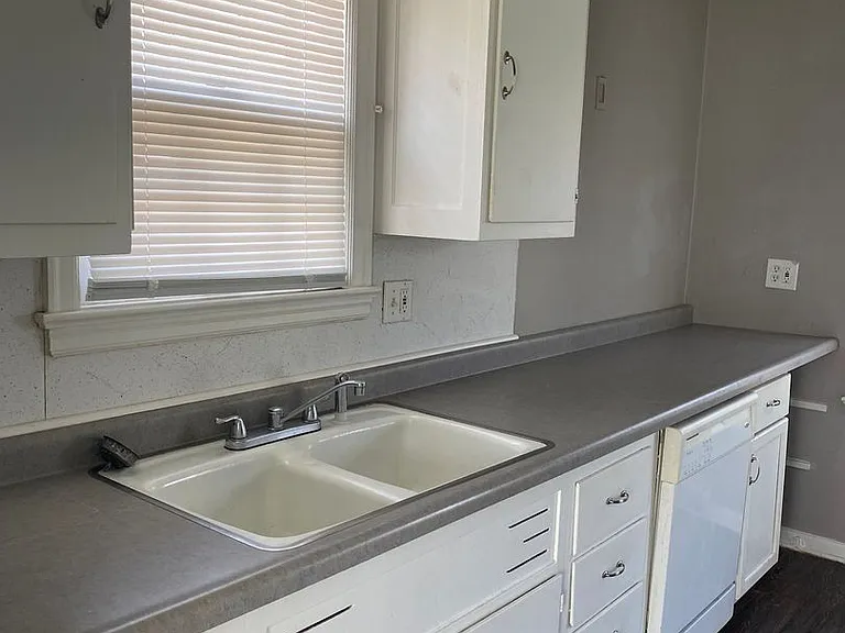 2726 Underwood St — Photo 5