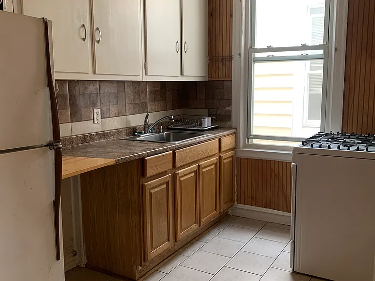 Tulip Ave — Photo 2