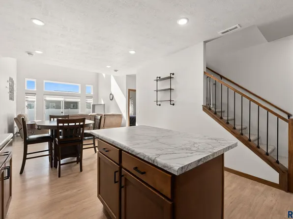 5515 S Huntwood Ave, Sioux Falls, SD 57108