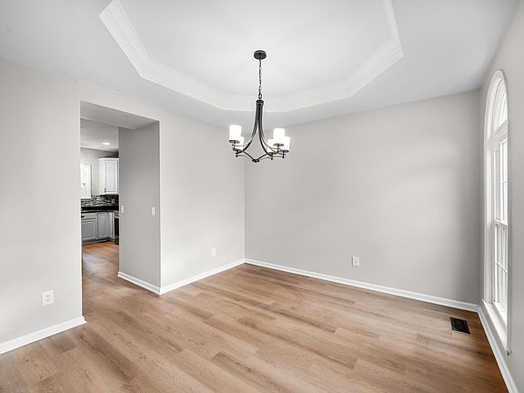 3rd image of 355 Springhouse Cir