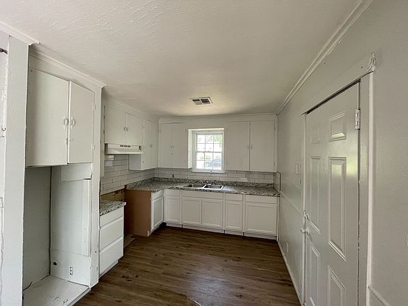 4th image of 2741 Essex St