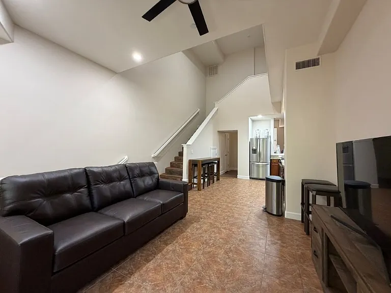 555 W 6th St — Photo 10