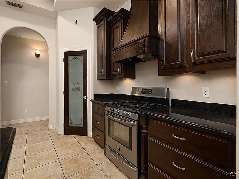 2612 Serrano St — Photo 10