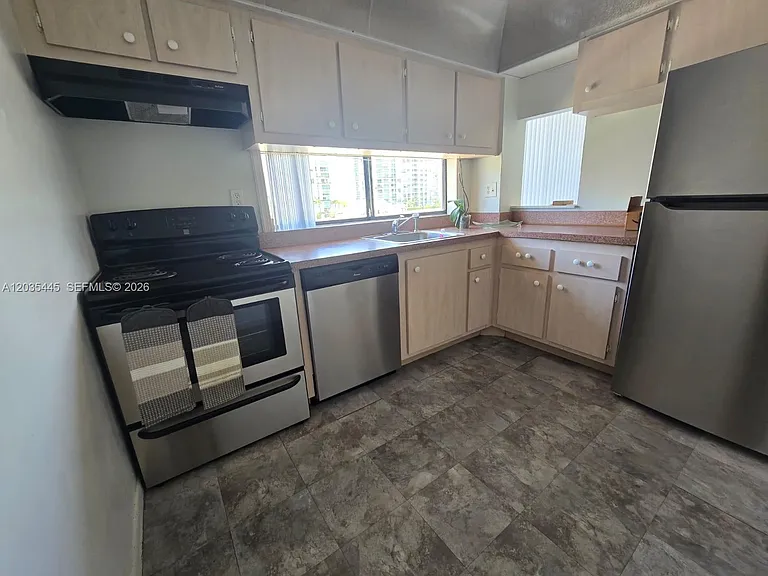 16909 N Bay Rd #1020 — Photo 19