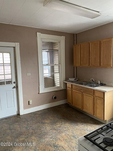 4th image of 136 Dove Street