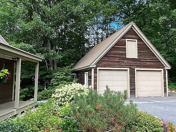 4th image of 32 Eastwood Ln