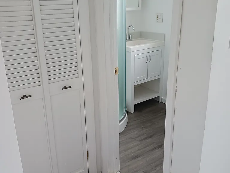 32 Bay Ave #4 — Photo 8