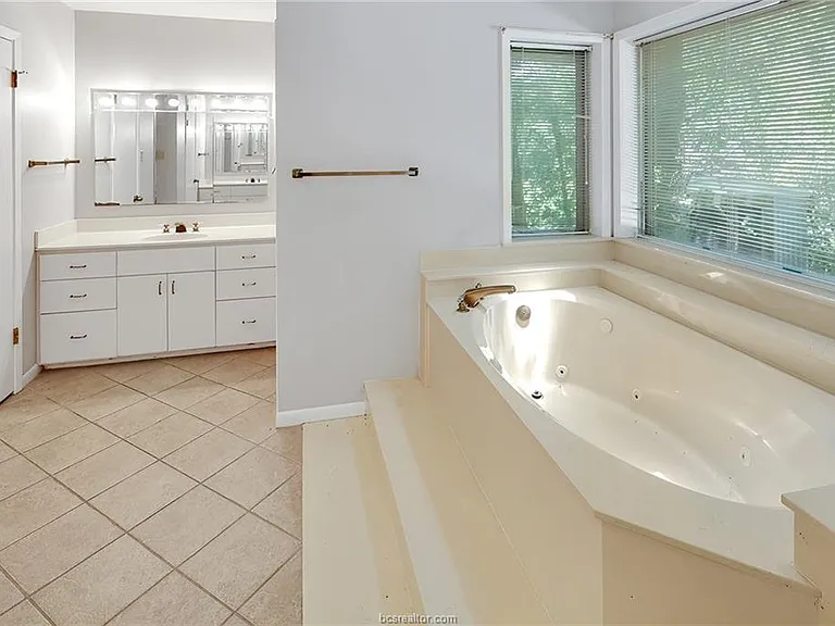 305 Brookside Dr W — Photo 27