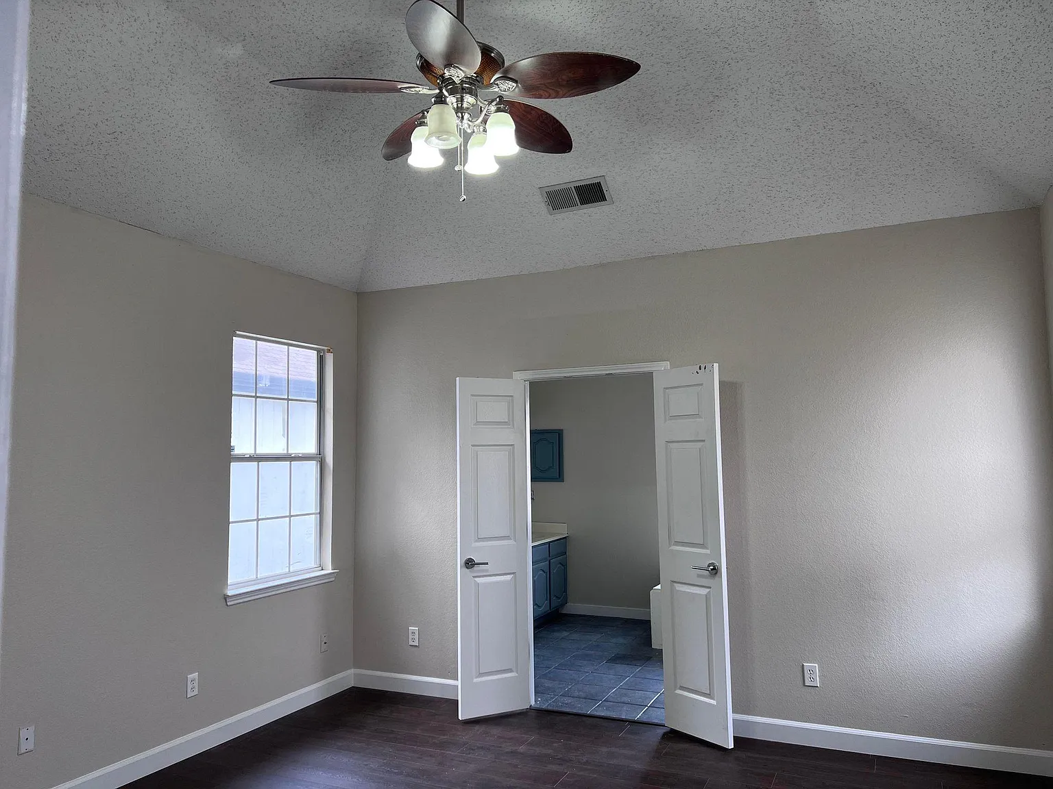 4 bed, 1892 sqft, $2,385 — Photo 1