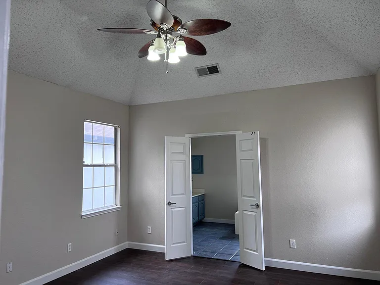 909 Yosemite Trl — Photo 1