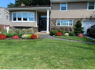 3 Whitlock St, Plainview, NY 11803