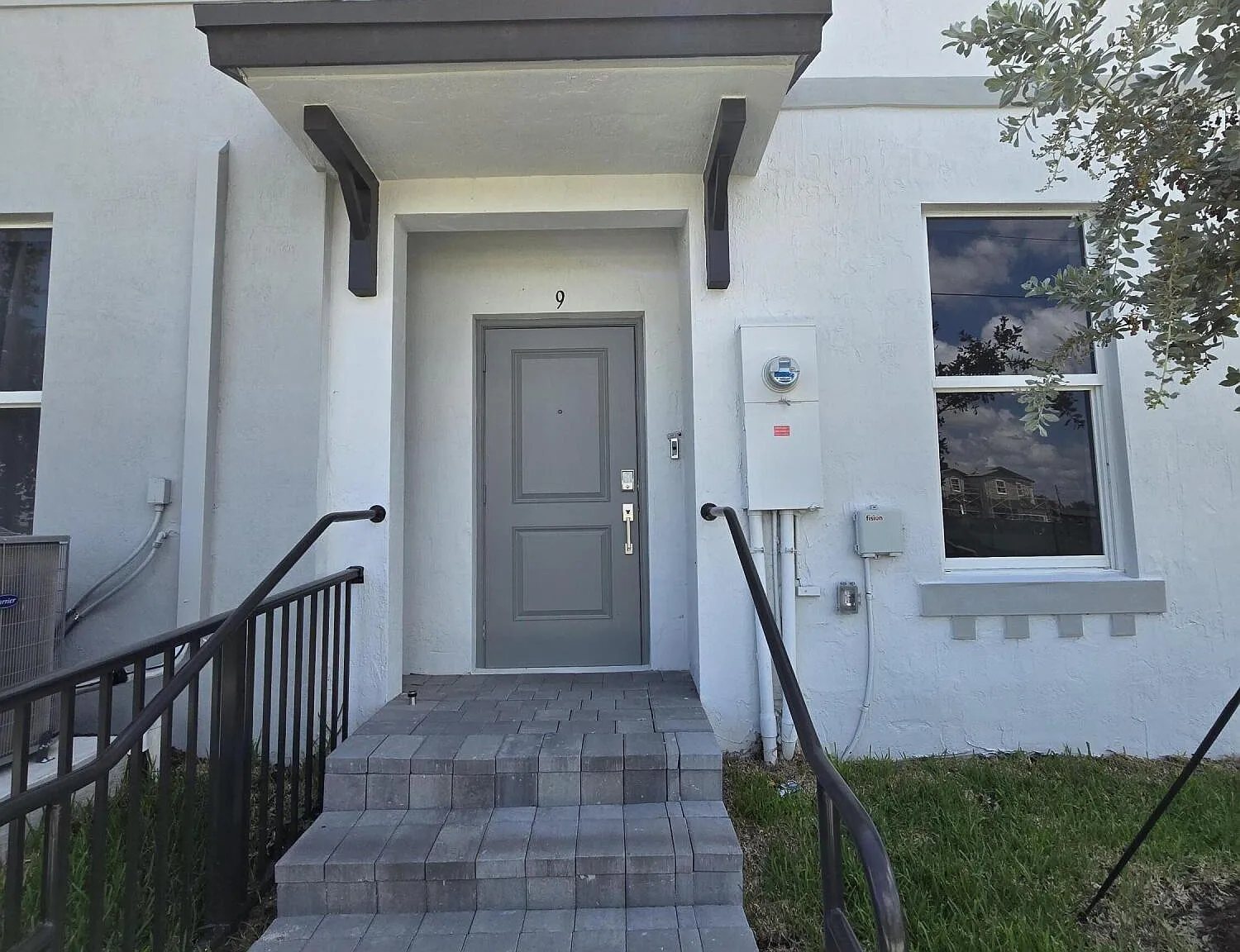 3 bed, 2.5 bath, 1599 sqft, $3,300 — Photo 2