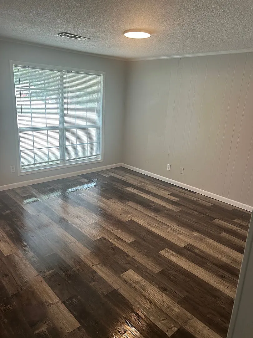Newly Remodeled 2 Bedroom, 1 Bathroom Triplex — Photo 3