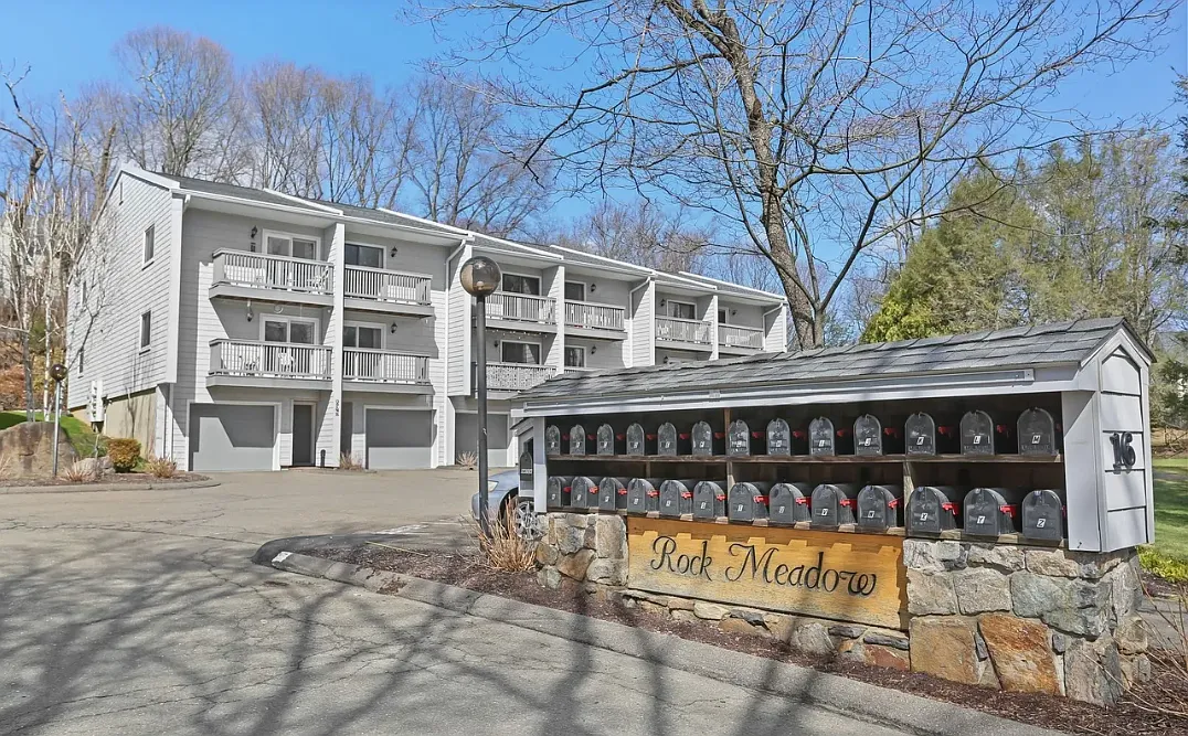 1 bed, 818 sqft, $2,400 — Photo 2