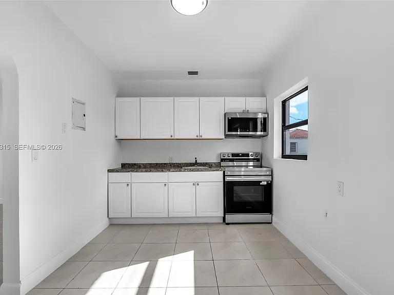 130 SW 31st Ct #3 — Photo 2