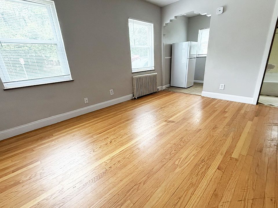 2nd image of 960 Ludlow Ave APT 1