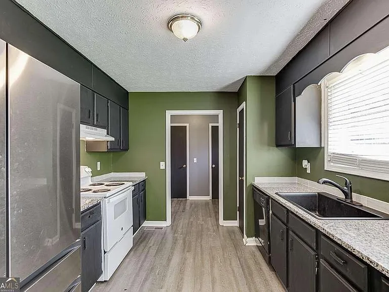 2193 Kings Forest Dr SE — Photo 6