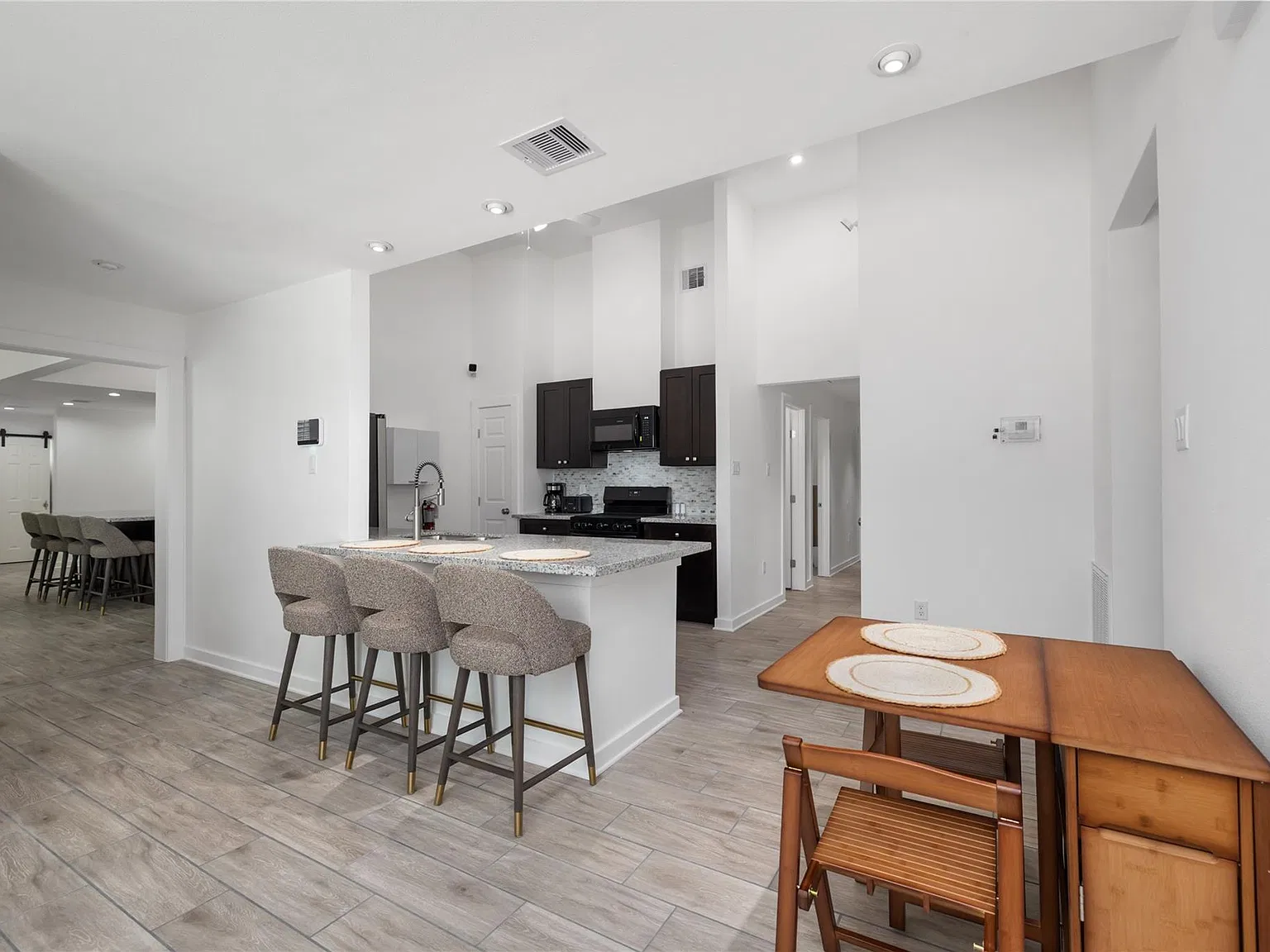 3 bed, 2.0 bath, 1277 sqft, $1,995 — Photo 3