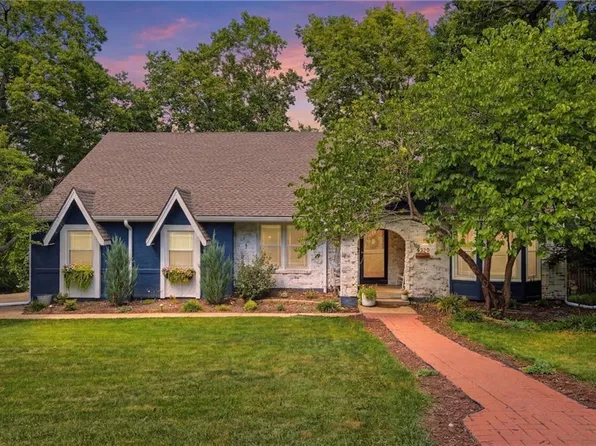 8329 Rosehill Rd, Lenexa, KS 66215