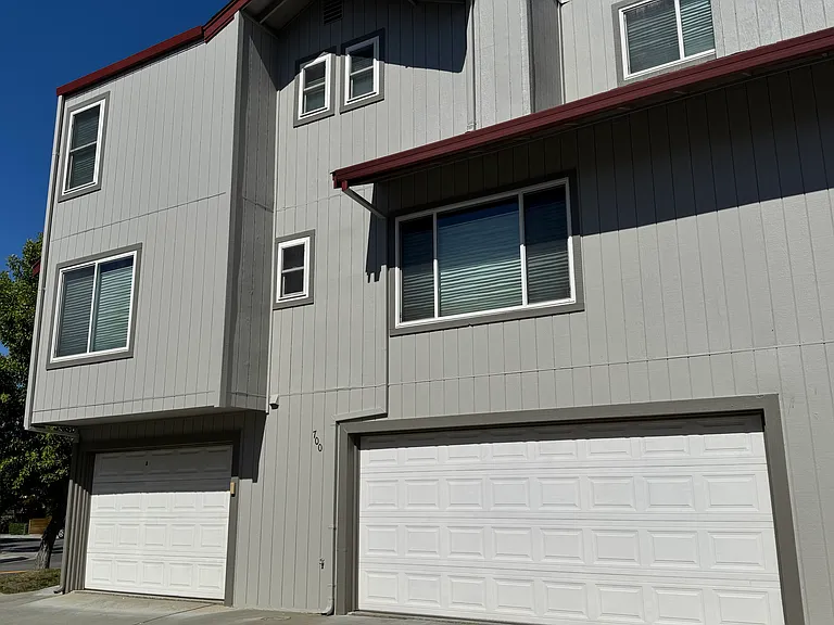 700 Winstead Ct — Photo 2