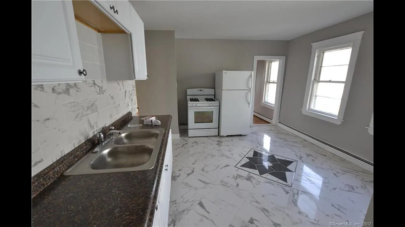 125 Wolcott St — Photo 2
