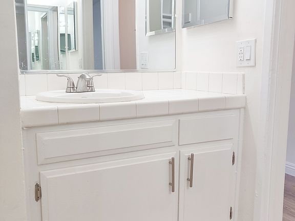 5th image of 1939 Argyle Ave APT 17
