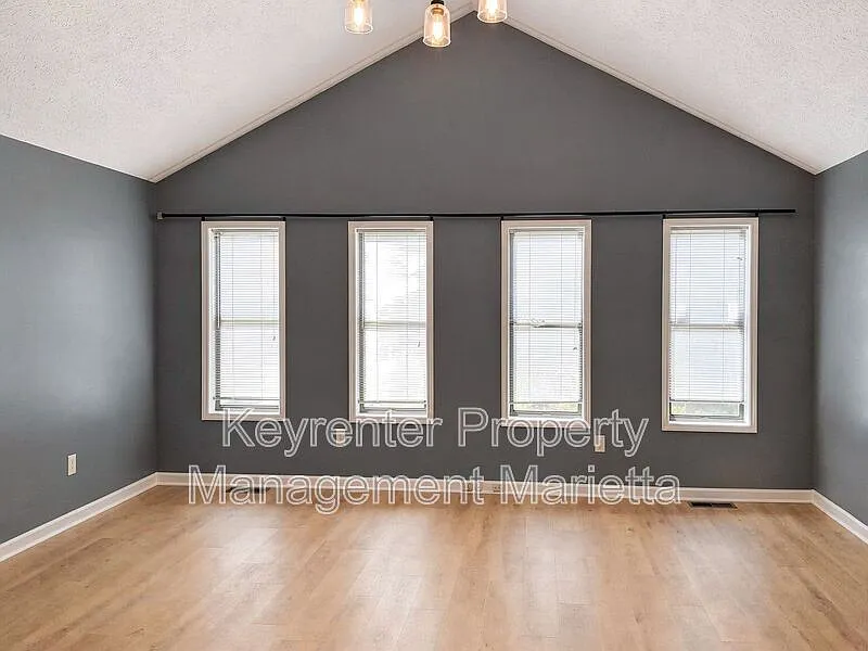 3 bed, 2.0 bath, 1384 sqft, $2,050 — Photo 4
