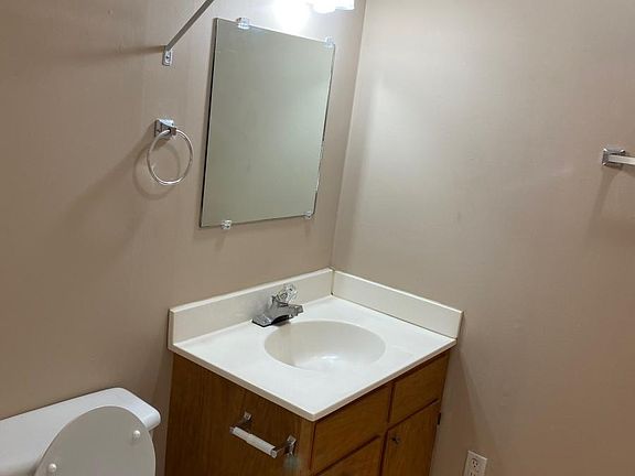 5th image of 827 Wall Ave
