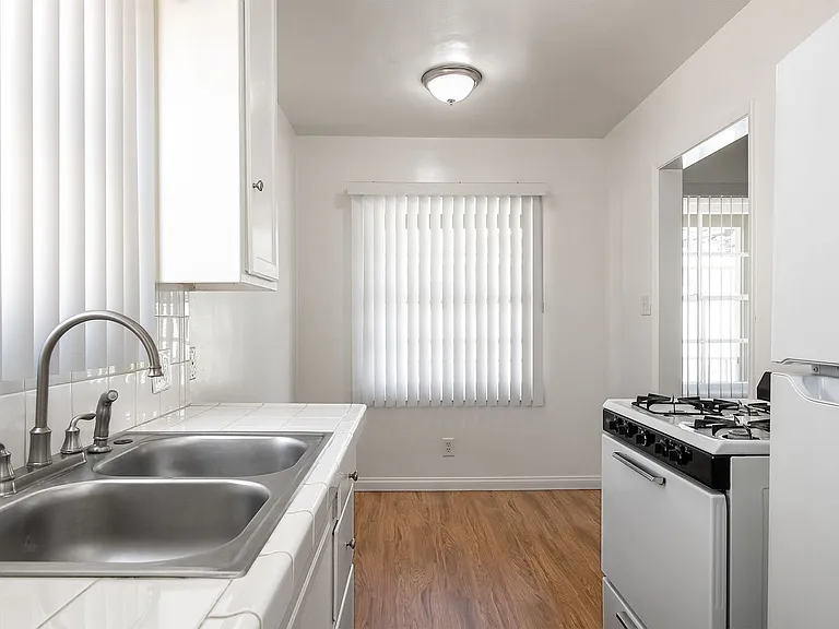 650 W Wilson Ave — Photo 6