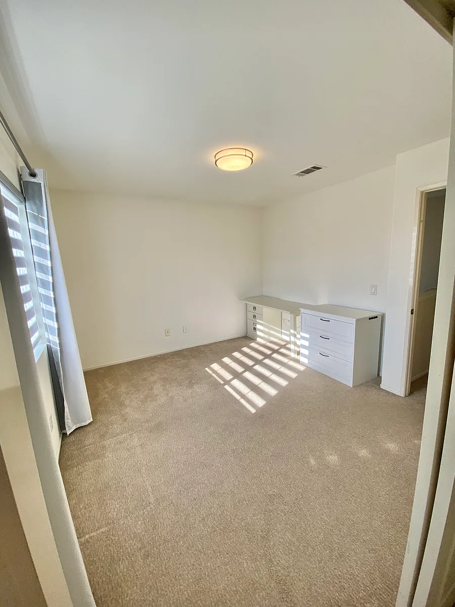 Building Photo - Meadow Gln