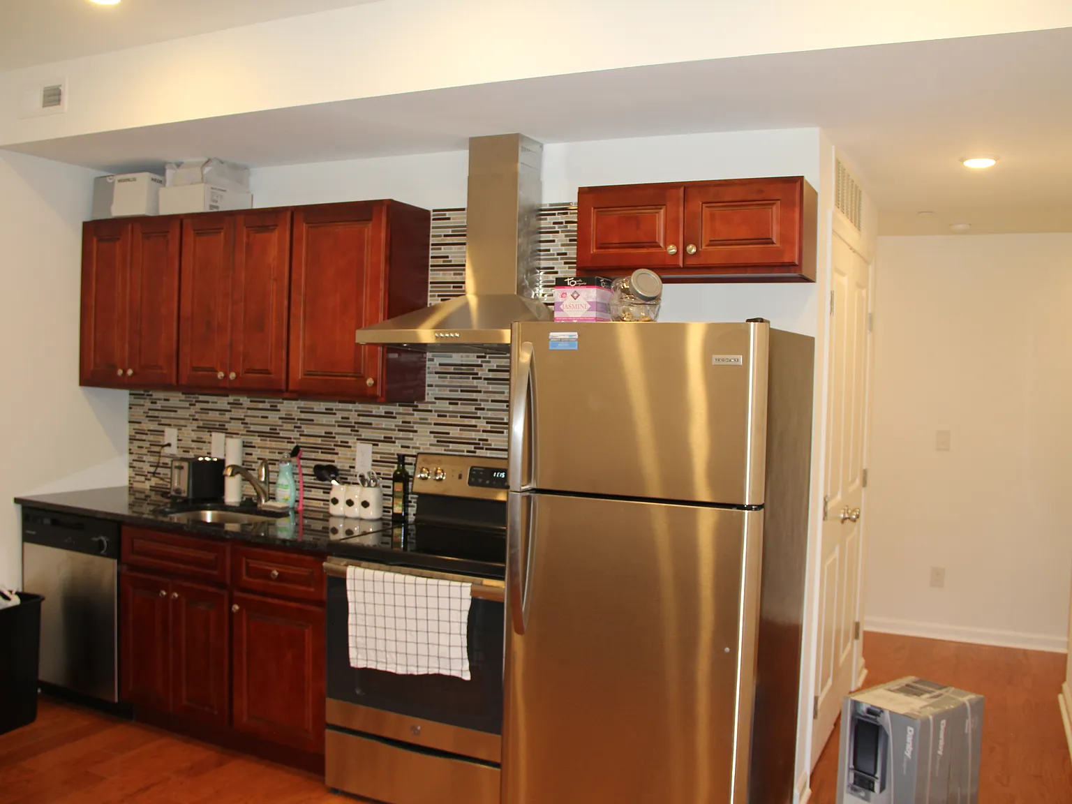 3 bed, 800 sqft, $630 — Photo 2