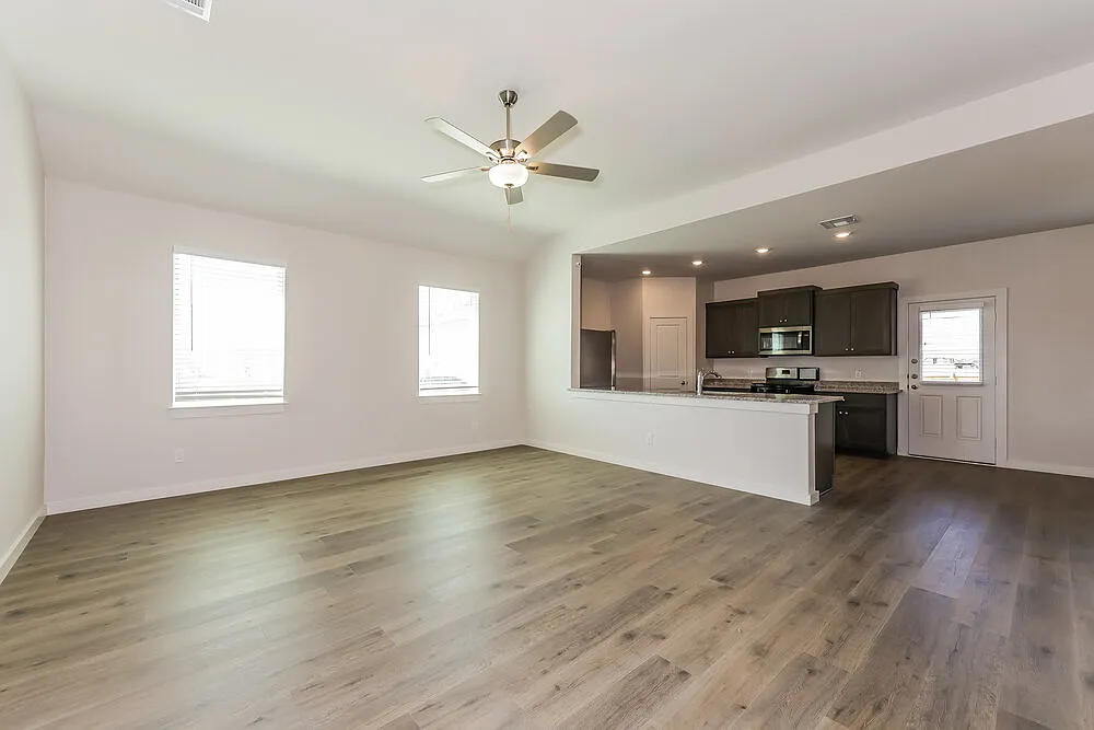 4 bed, 2.0 bath, 1724 sqft, $2,175 — Photo 4