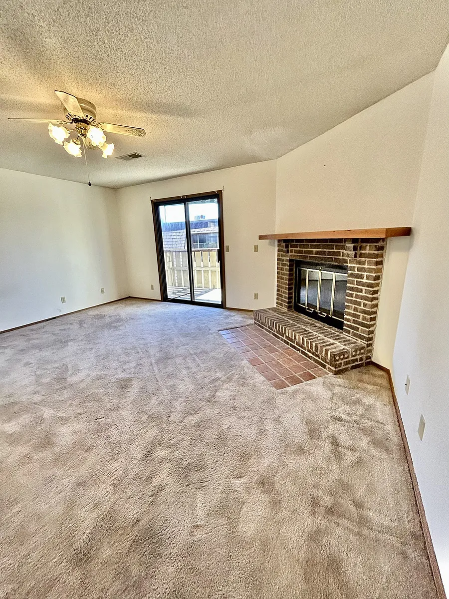 Building Photo - 1500 E 10th Ave #D-7
