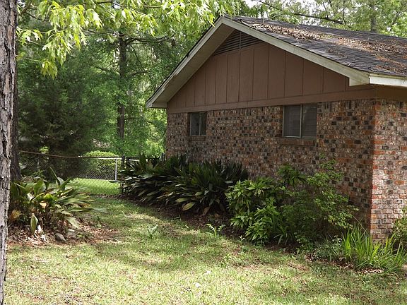 3rd image of 1619 Parkwood Dr