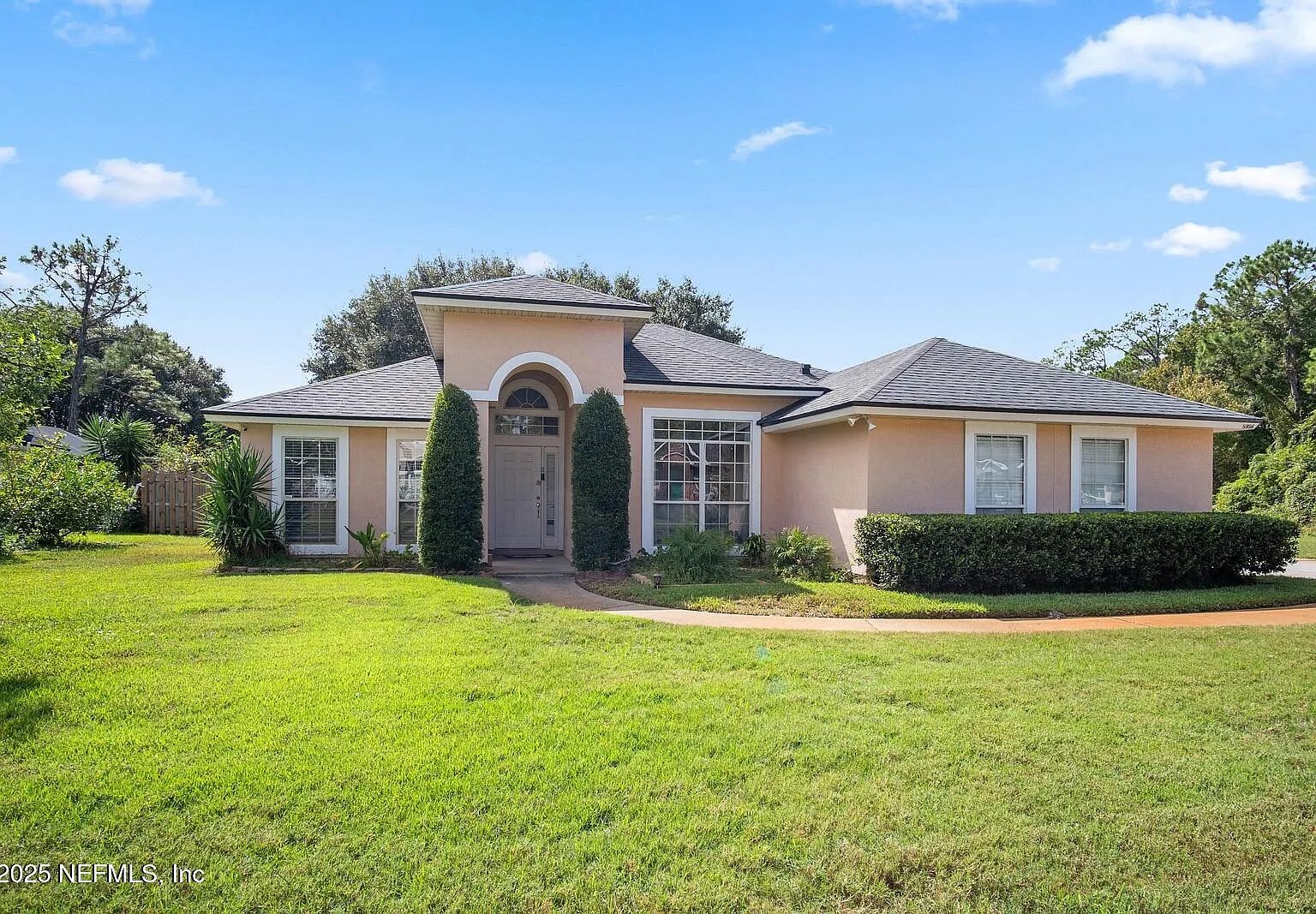 3 bed, 2.0 bath, 1919 sqft, $2,500 — Photo 1