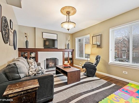 3rd image of 843 W Windsor Ave APT 1W
