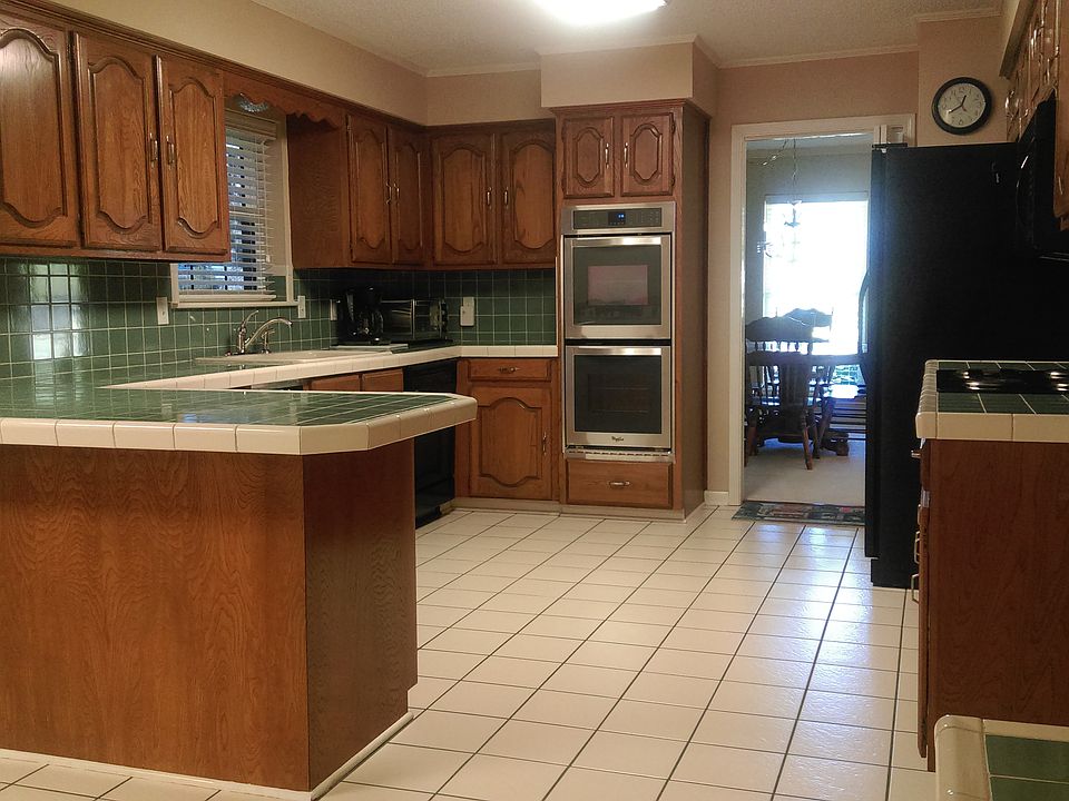 Ceramic Tile & New Dbl. Oven