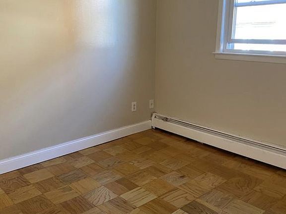 4th image of 920 Throggmorton Ave #2
