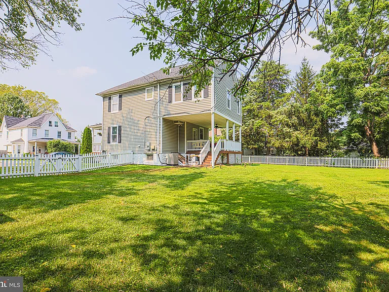 215 Clarendon Ave — Photo 7