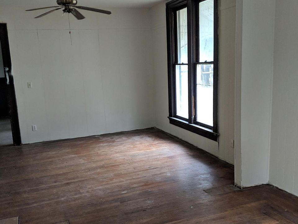 2nd image of 902 W 7th St